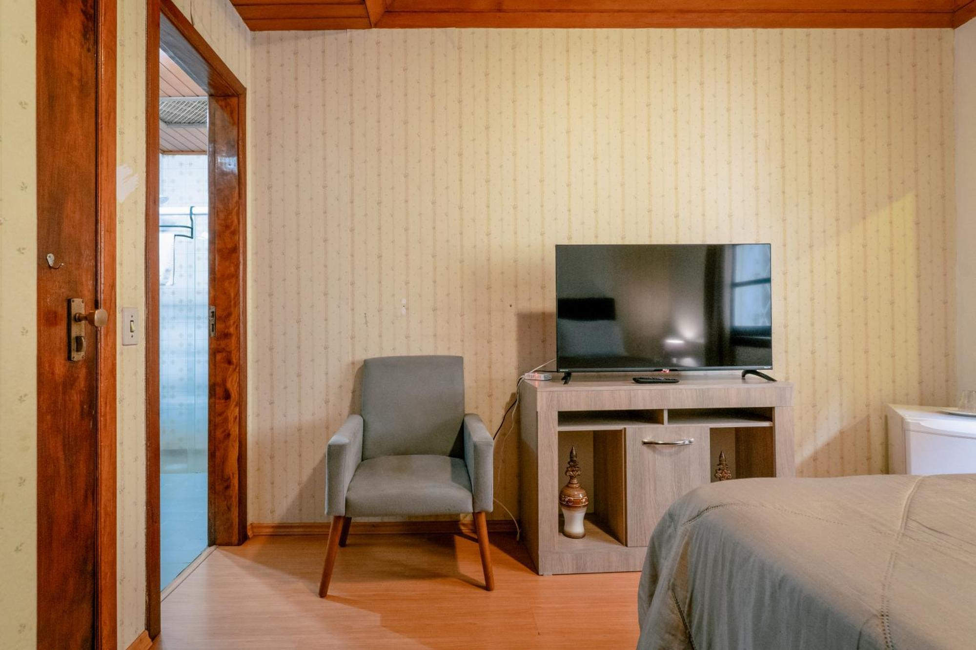 Hotel Geneve - 2Km Do Capivari Campos do Jordão Habitación foto
